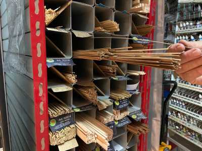 ...venendo quasi ostacolati da uno scaffale di listelli di tiglio, mogano e noce, usati per realizzare lo scafo delle navi